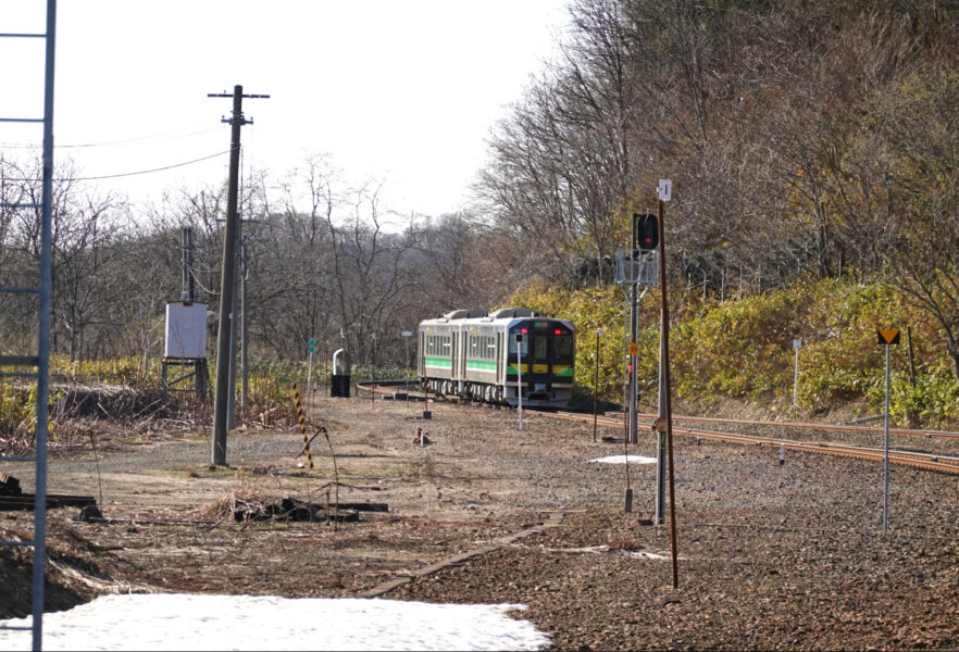 小沢駅を出発するＨ１００形