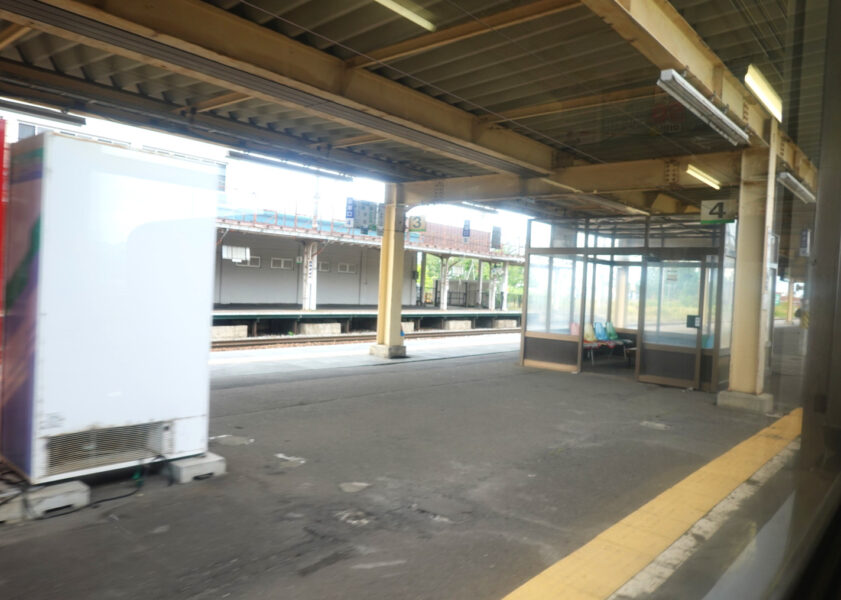 深川駅を出発する普通列車・留萌行き