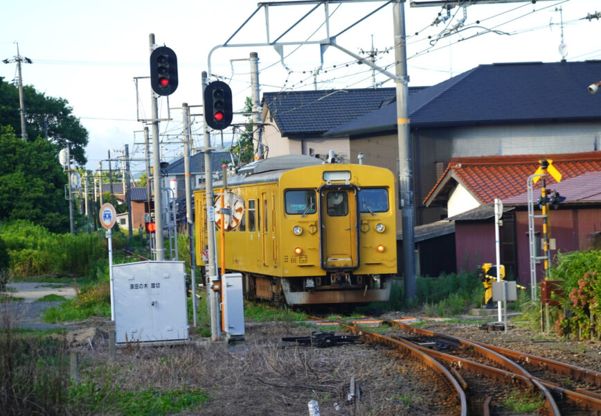 雀田駅を出発する普通列車（小野田線）