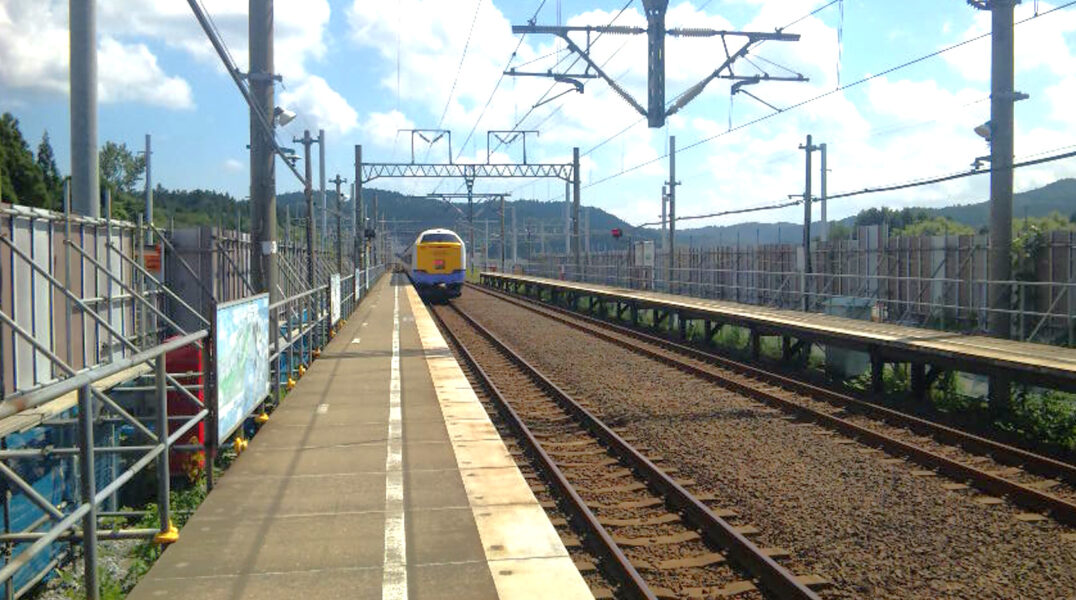 特急白鳥２８号（津軽今別駅・２０１３年）