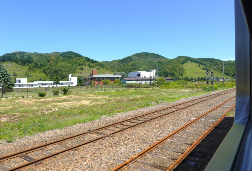 留萌駅を出発する普通列車（４９２６D）