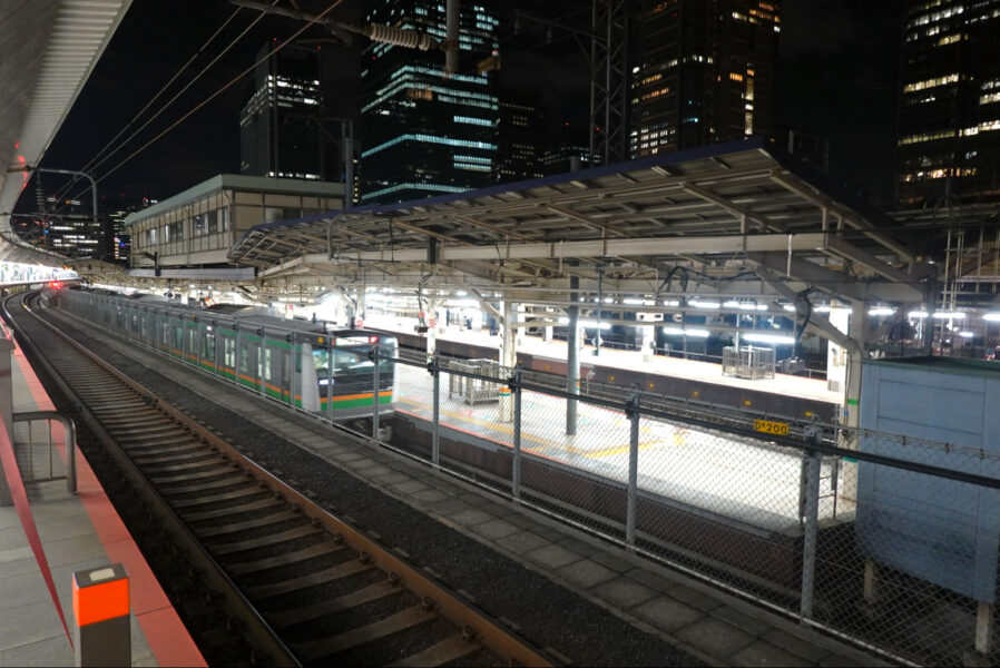夜の東京駅ホーム