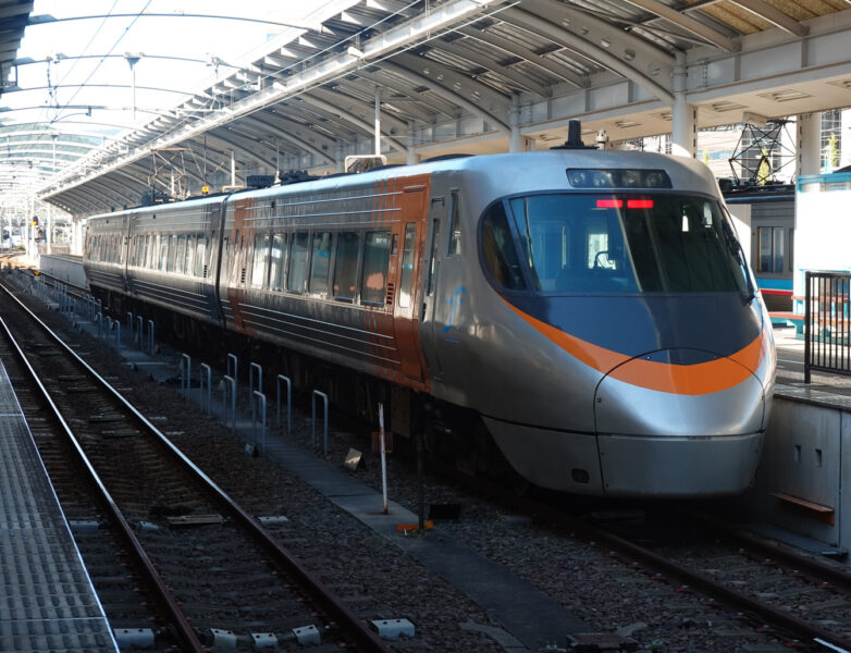 特急いしづち３号（８０００系・高松駅）