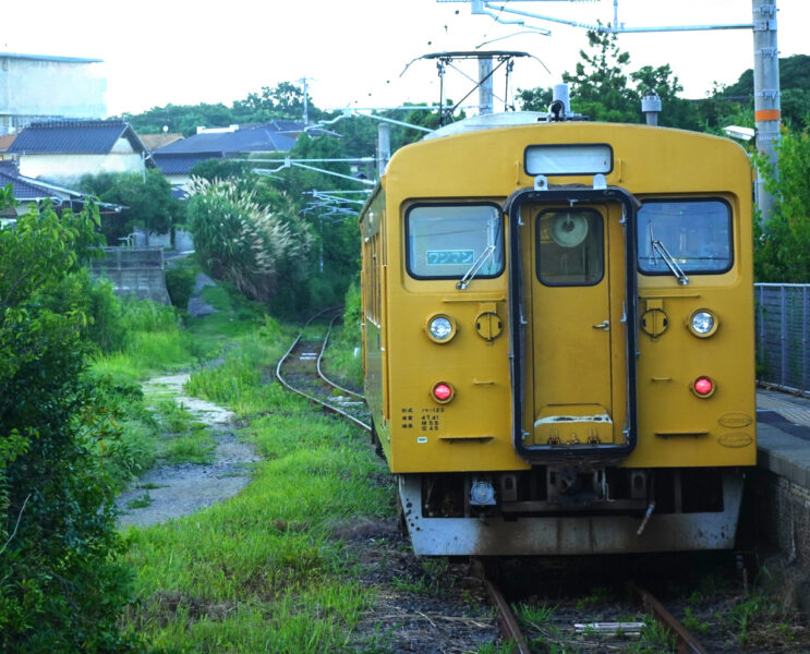 長門本山駅に停車中の１２３系