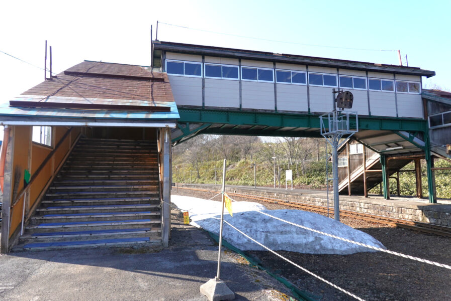 跨線橋・駅舎側（小沢駅）