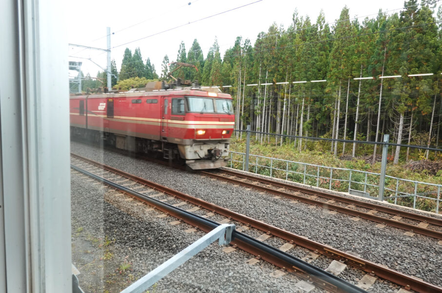 貨物線を通る貨物列車（奥津軽いまべつ駅）