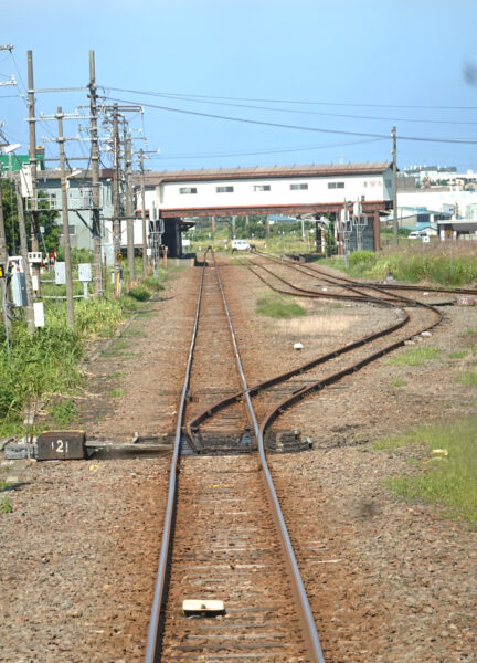 間もなく留萌駅に到着する普通列車