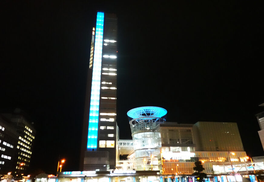 高松駅前のビル（夜景）