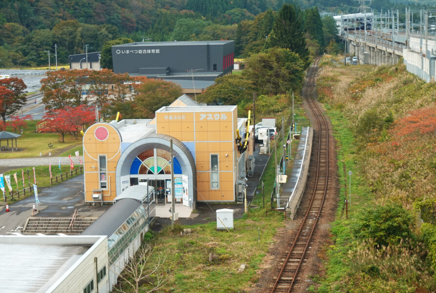 通路から見える津軽二股駅（奥津軽いまべつ駅）