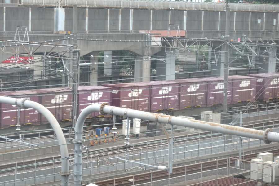 赤羽駅を通過する貨物列車