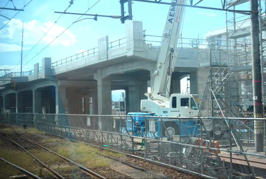 松山駅高架橋瀬戸内海（特急しおかぜ３号・車窓）