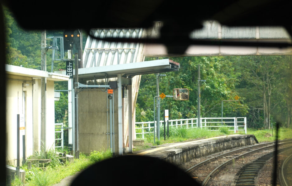 打保駅に運転停車（特急ひだ１４号の車窓）