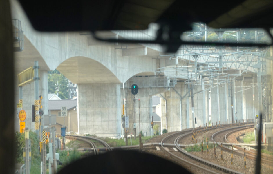 高山本線と分かれるあいの風とやま鉄道＆北陸新幹線（特急ひだ１４号の車窓）