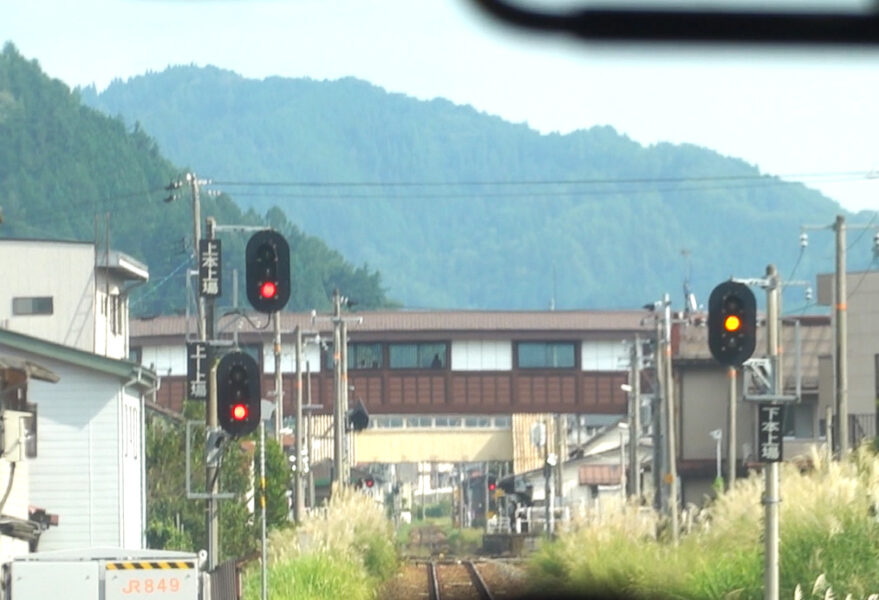 飛騨古川駅の場内信号（特急ひだ１４号の車窓）