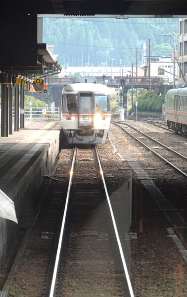 増結車両（キハ８５系・高山駅）