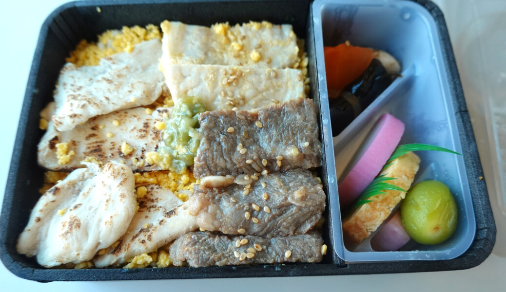 やまがた肉三昧どまん中弁当