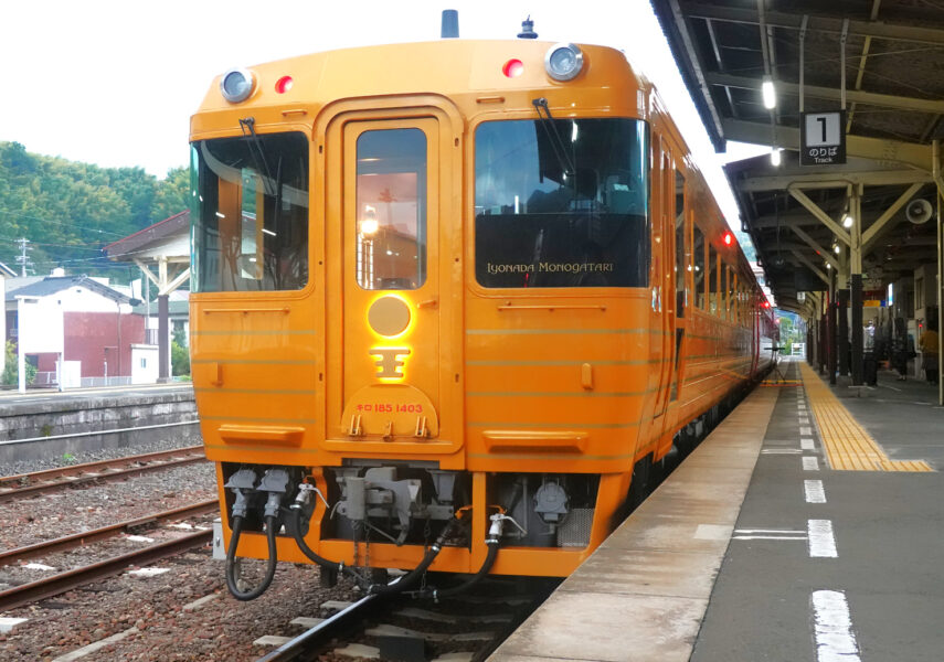 １８５系・特急伊予灘ものがたり（八幡浜駅）