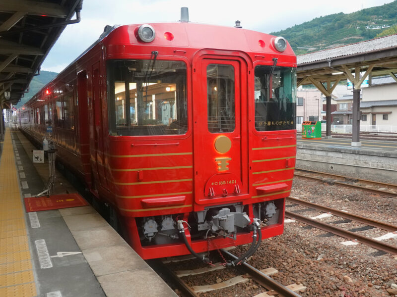 １８５系・特急伊予灘ものがたり（八幡浜駅）