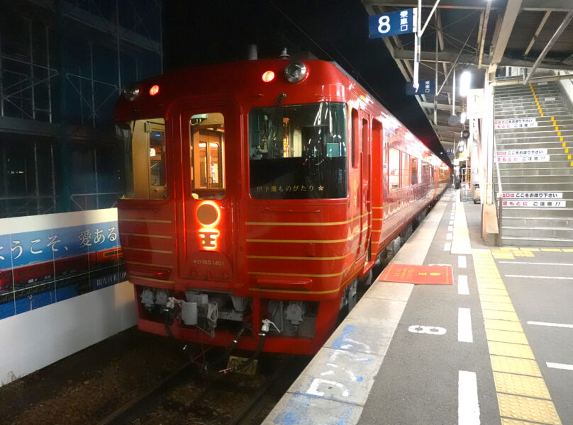 １８５系・特急伊予灘ものがたり（松山駅）