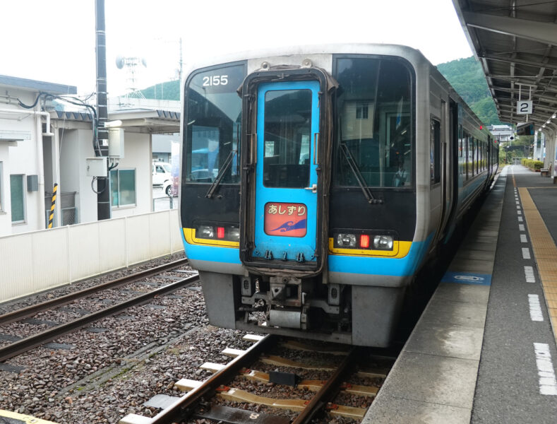 ２０００系・特急あしずり６号（窪川駅）