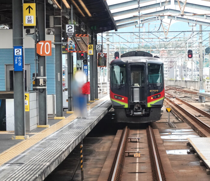 特急南風１号と連結（宇多津駅）