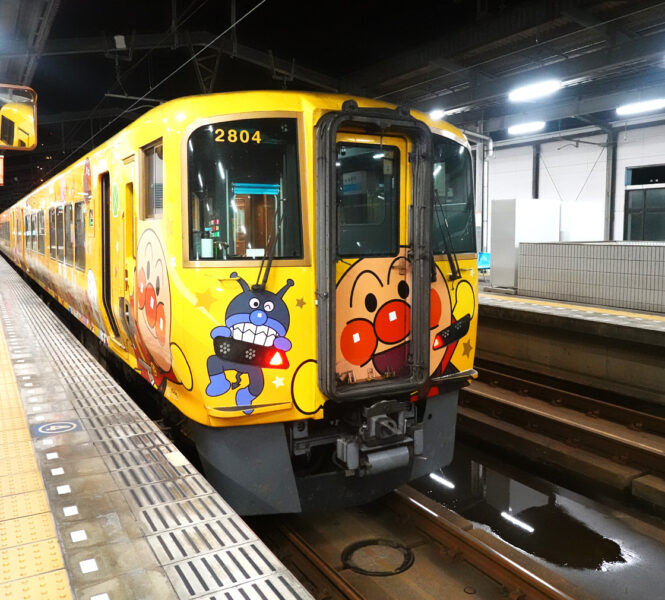 ２７００系アンパンマン列車（宇多津駅）