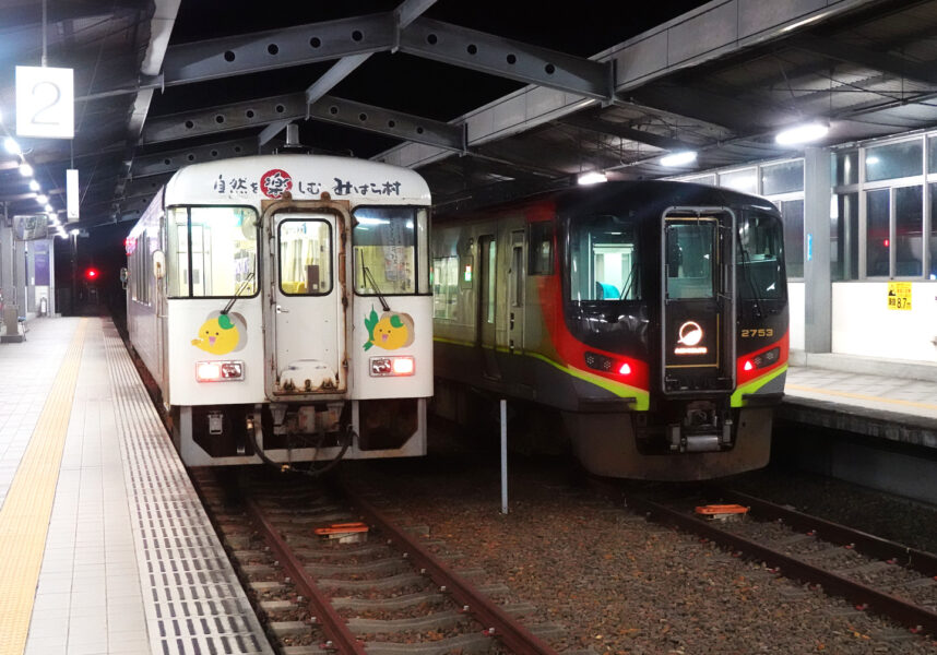 宿毛駅ホーム（夜・特急あしずり９号）