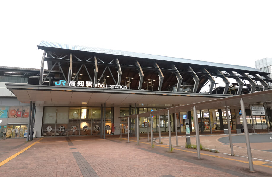 駅舎（高知駅）