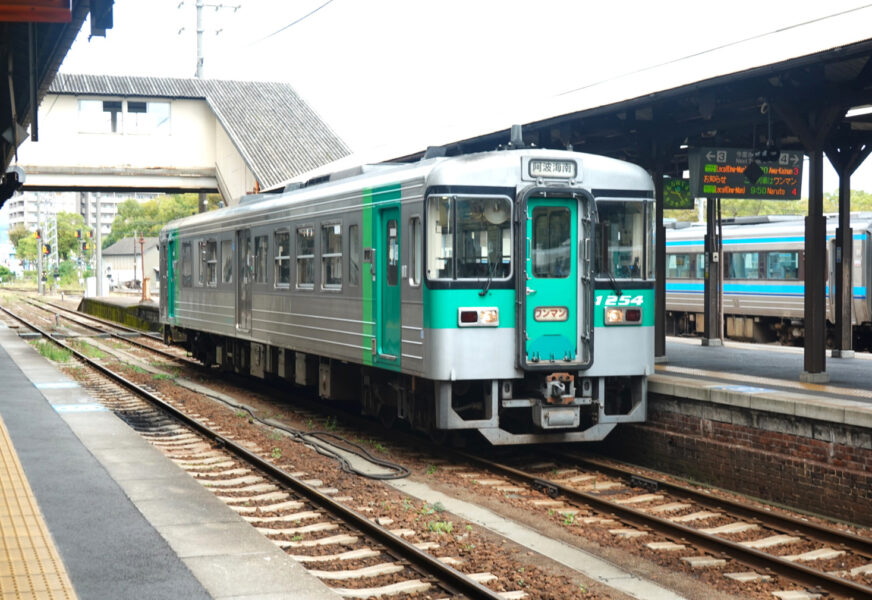 普通列車1200形（徳島駅）
