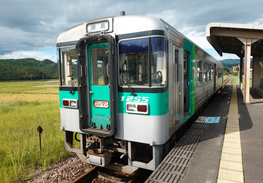 普通列車1200形・阿波海南駅