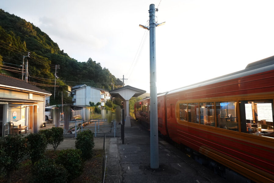 下灘駅停車中（特急伊予灘ものがたり）