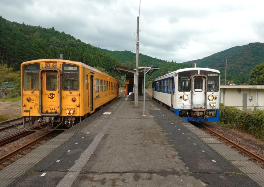 土佐大正駅（２列車停車中）