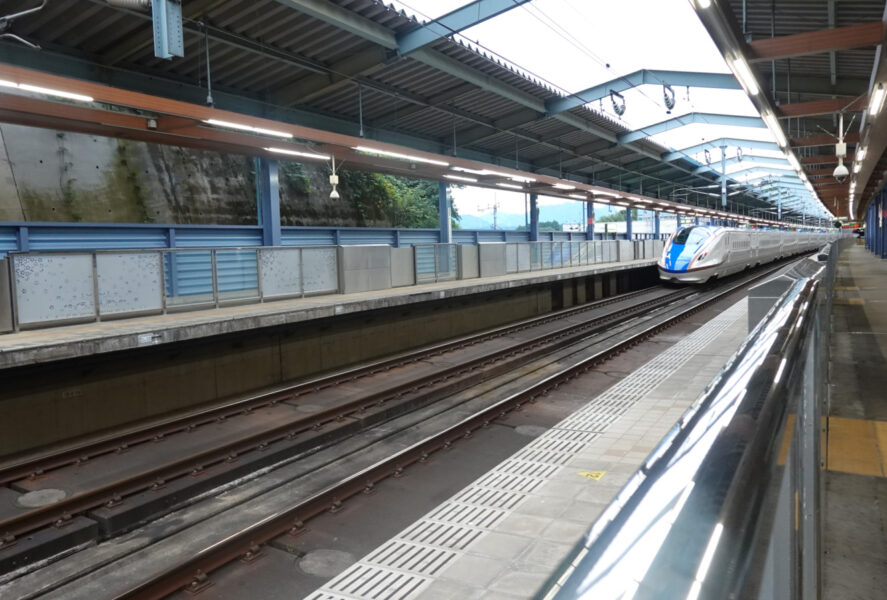 安中榛名駅を通過する「あさま６１７号」