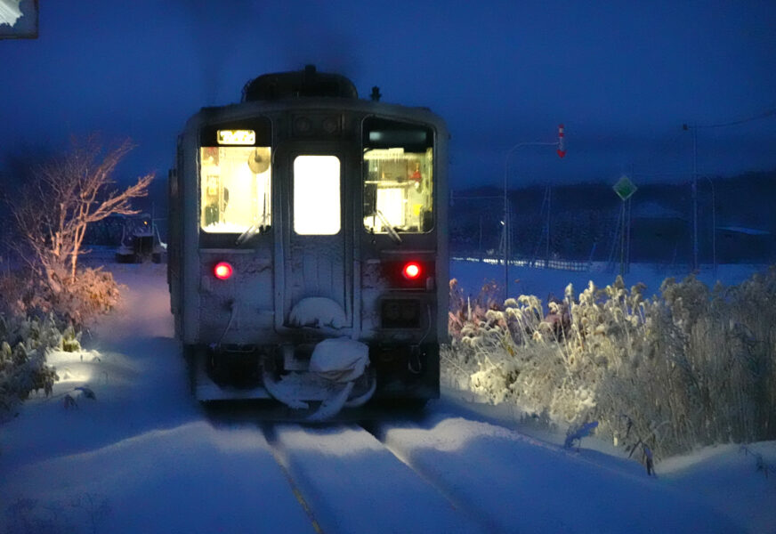 真布駅を出発する普通列車