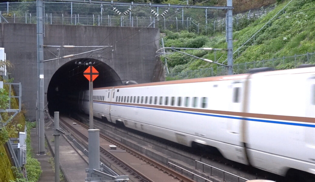 はくたか５６６号・通過中（安中榛名駅）