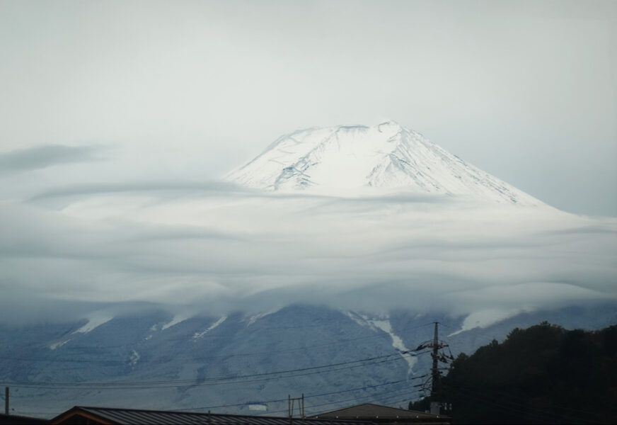 富士山の頂上（富士山ビュー特急・車内）