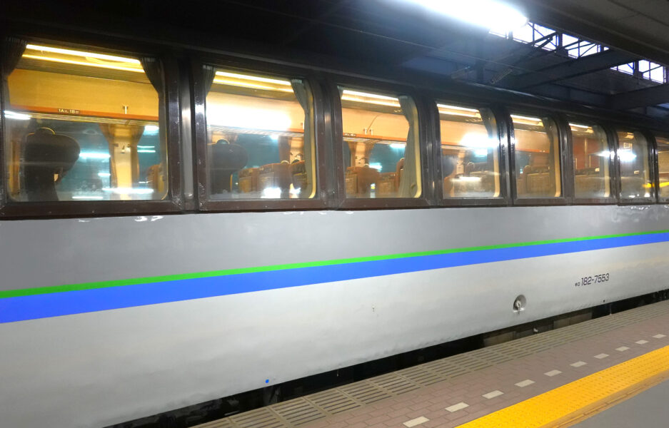 キハ１８３系ハイデッカーグリーン車（札幌駅）