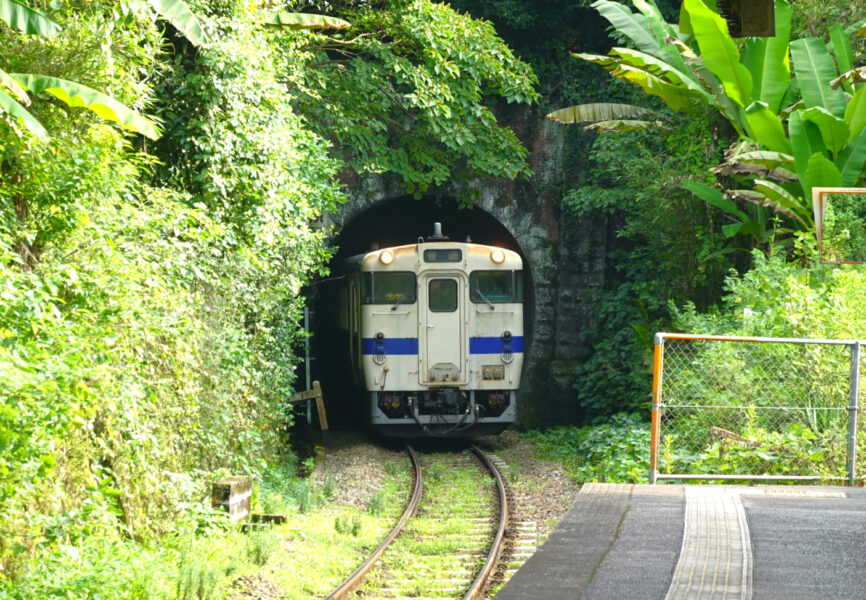 赤瀬駅に到着する普通列車（キハ４０形）