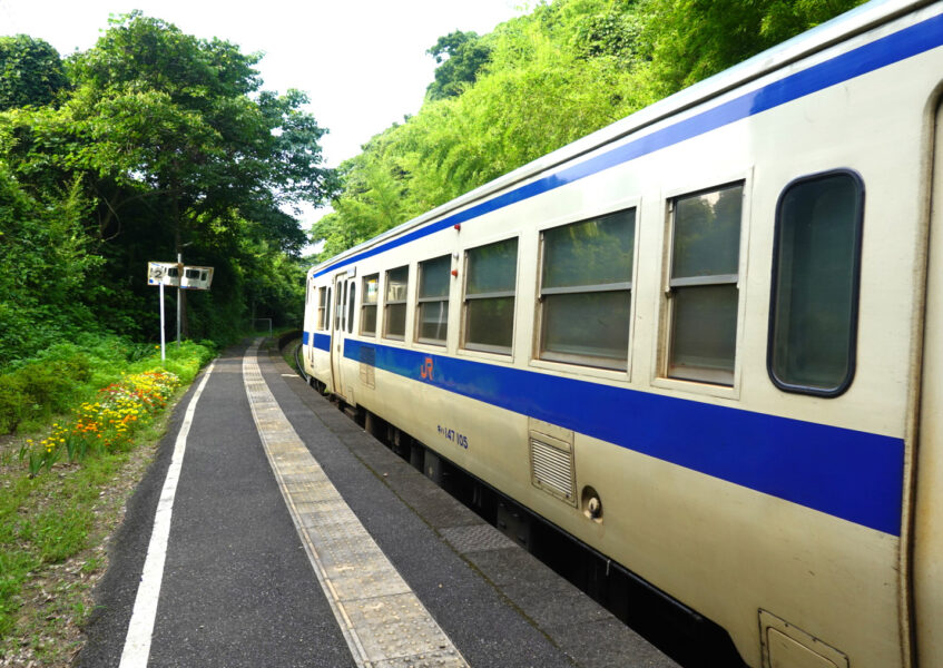 赤瀬駅に到着する普通列車（キハ４７形）