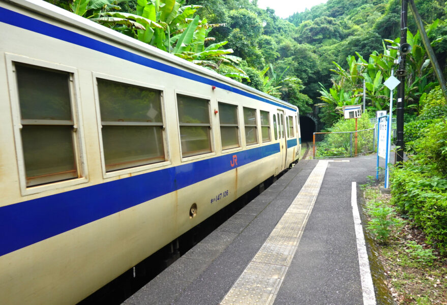赤瀬駅を出発する普通列車