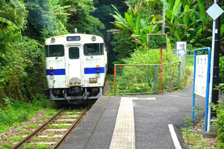 赤瀬駅を出発する普通列車