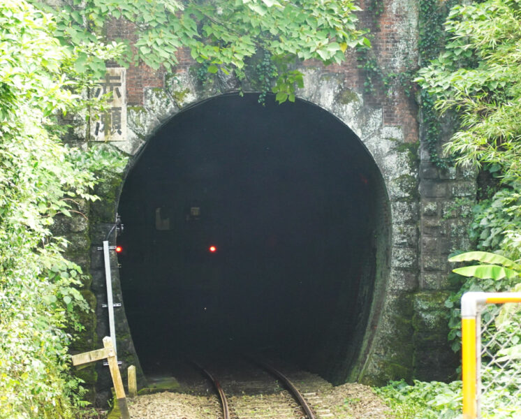 赤瀬駅を出発する普通列車