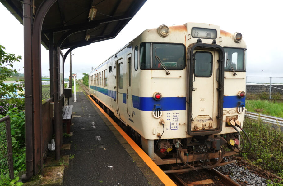 西大山駅を出発するキハ４０