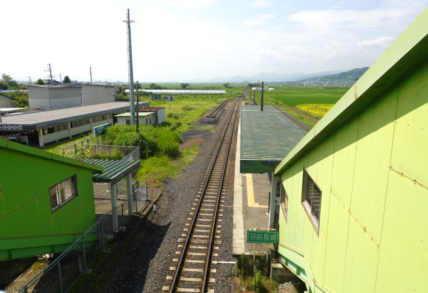 羽前長崎駅のホーム（跨線橋より）