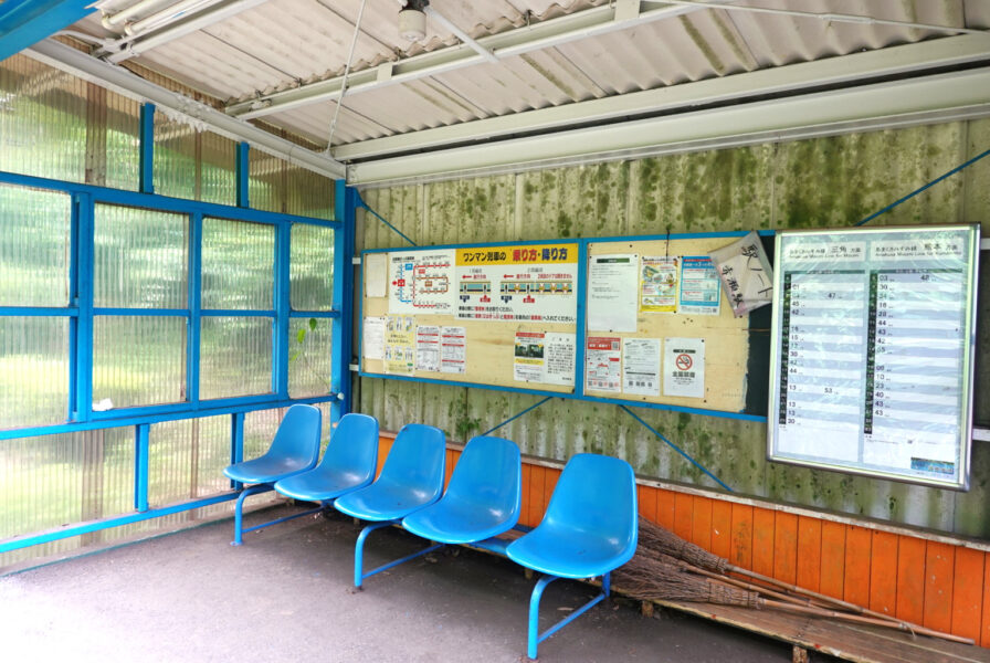 赤瀬駅の待合室（ホーム上）