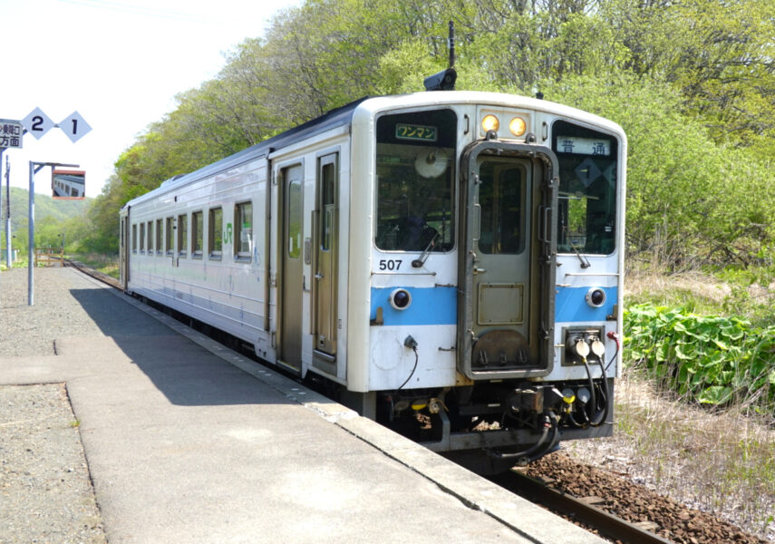 細岡駅に到着する普通列車