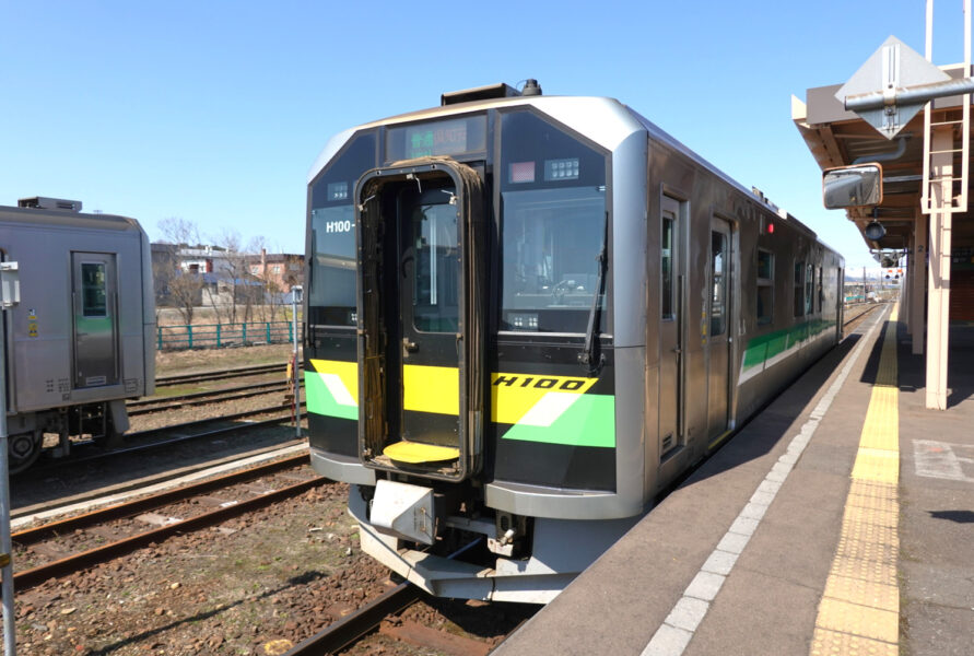 長万部駅に停車中のH１００形