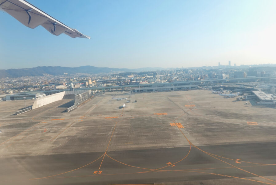 JAL2321（車窓）・ITM32R TAKEOFF