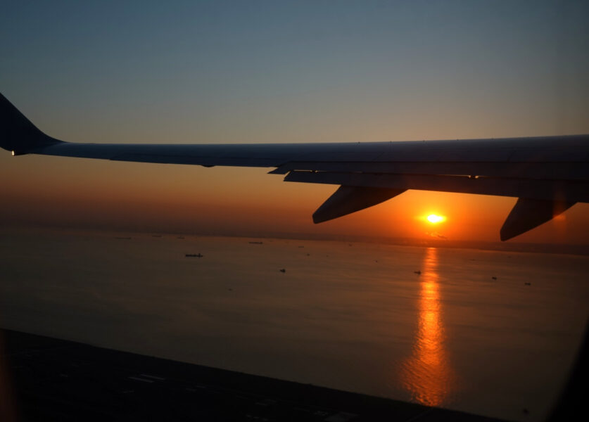 ＪＡＬ６４１（車窓）・羽田空港、朝日