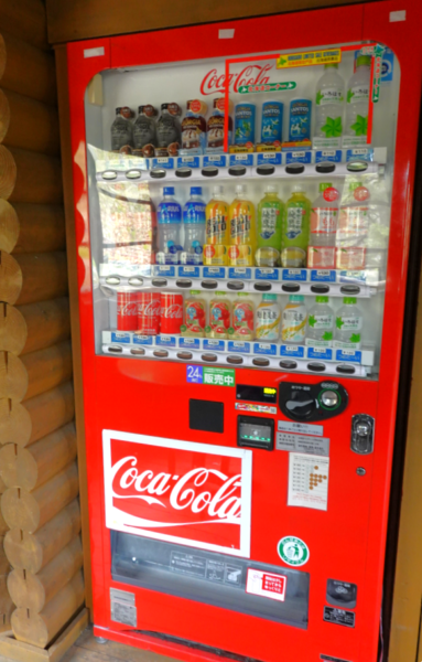 駅舎内（釧路湿原駅）・コカ・コーラ自販機